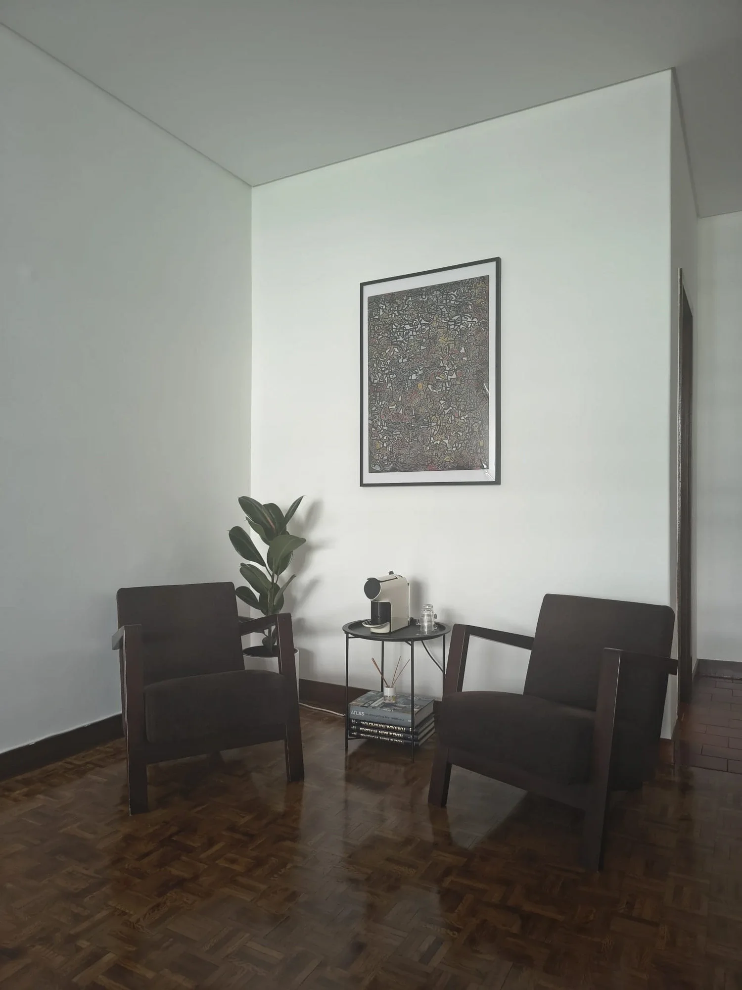 Receção do atelier VALRIO — poltronas, arte e café